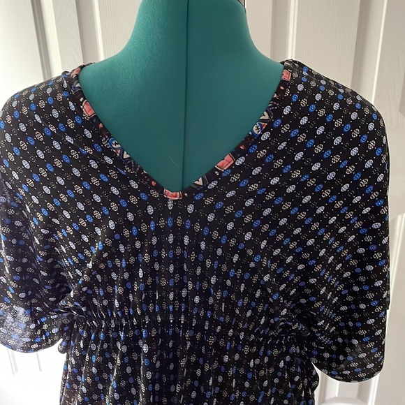 Beautiful beach cover up - Picture 4 of 7